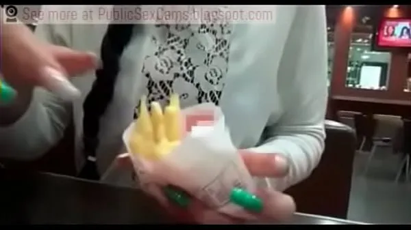 Najlepšie Girl Eats Public Cumshot On French Fries chladná trubica