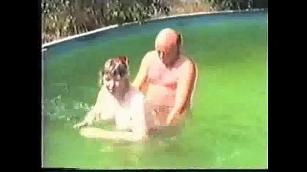 最高のOlder amateur couple in poolクールなチューブ