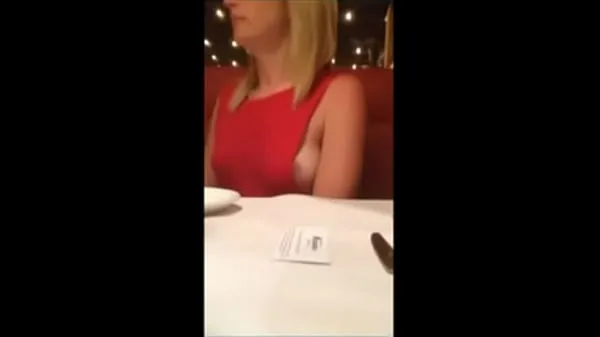 Meilleur MILF montre ses seins au restauranttube sympa