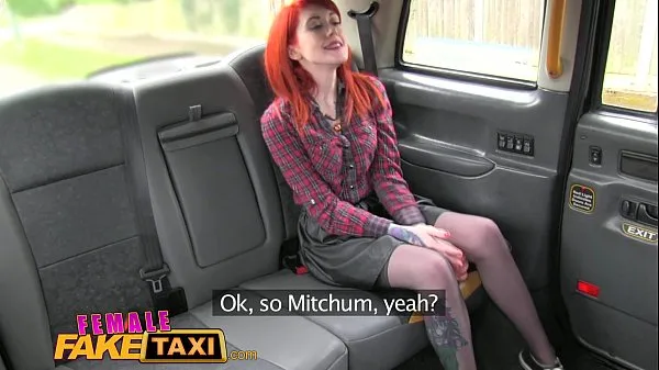 Il miglior Female Fake Taxi Lesbian domina la rossa tatuatatubo interessante