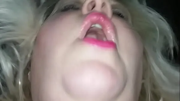 Meilleur Fat BBW Chubby Slut a un orgasme tremblotant frissonnant pendant un gangbangtube sympa