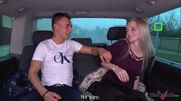 Meilleur Blondie a raté son train et a accepté l'aide d'un inconnu dans une camionnette où elle s'est fait baisertube sympa