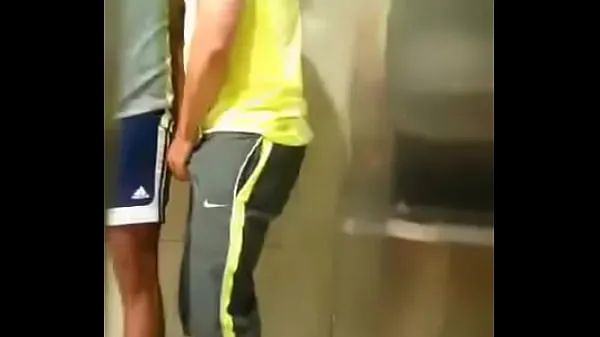 El mejor Chupando y matando a su amigo en el baño del gimnasiotubo genial