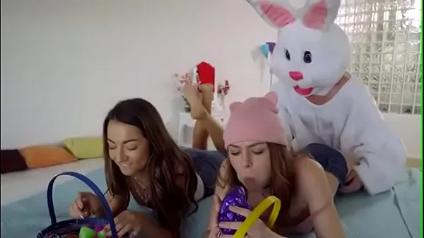 Najlepšie Easter bunny lays eggs inside her chladná trubica