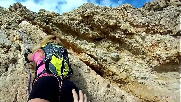 Bedste Blonde Alpinist Climbs on a Hard Rod on the Beach cool rør