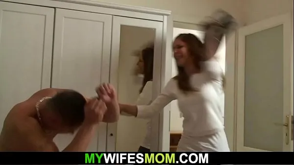 Bästa Son-in-law screws her old hairy pussy coola röret