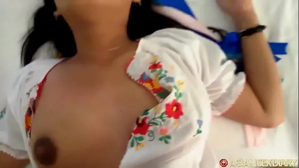 Meilleur Une milf asiatique rasée aux gros seins se met au travailtube sympa