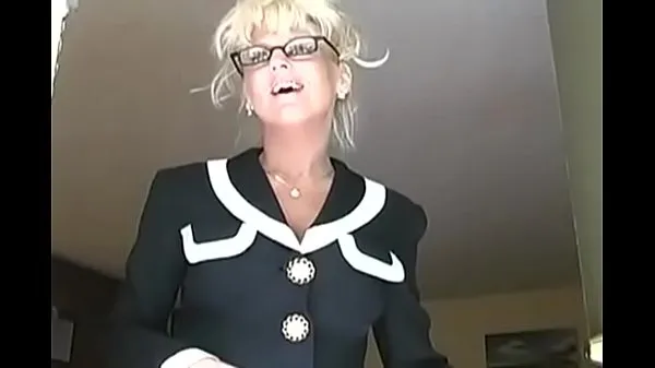 En iyi blonde mature french teacher Mrs. Vogue with glasses help student havalı Tüp