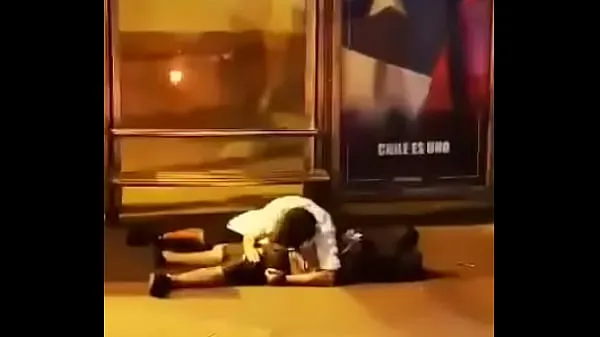 Melhor Eu pego um menino dando uma chupada no amigo no meio da rua de Santiago do Chile tubo legal