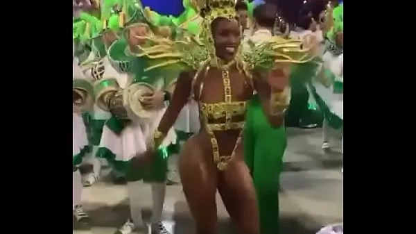 El mejor La cantante Iza desfilando en el carnavaltubo genial