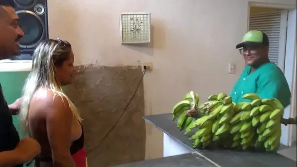 Il miglior il becco va a prendere la banana e prende il fieletubo interessante