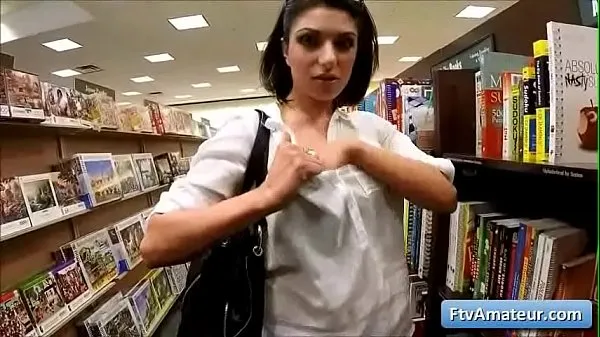 Melhor Sexy natural big chap morena gostosa amadora Darcie mostrando seus peitos grandes em uma biblioteca de livros tubo legal