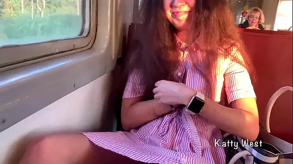 Meilleur la fille de 18 ans a montré sa culotte dans le train et a branlé une bite à un inconnu en publictube sympa