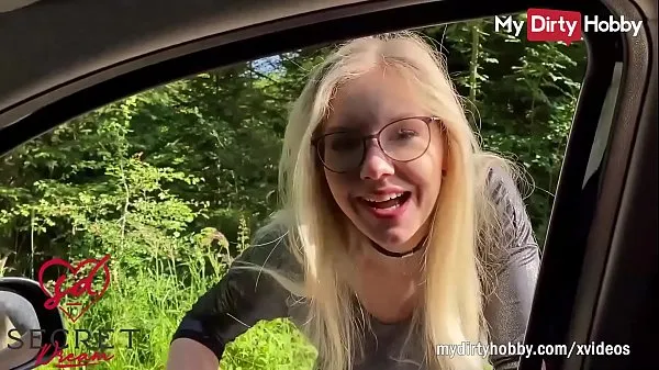 Meilleur MyDirtyHobby - Une jolie blonde a sa première baise en extérieurtube sympa