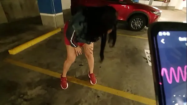 horny girl finger her pussy at the Mall parking lot Tiub sejuk terbaik