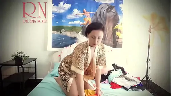 最好的夫人脱下她的白色内裤和跳舞的醉酒。 显示猫。 预告片 家庭主妇在床上摆出性感的内衣和衣服。 她试穿内裤，紧身胸衣，胸罩，袜子，长筒袜，紧身衣，闲荡。 复古怀旧风格 荡妇在性感的衣服摆姿势精美 母 显示抚摸她的阴户和手淫凉爽的管子