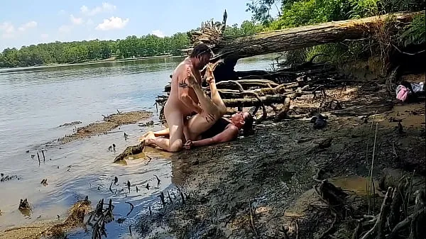 El mejor Esposa gruesa follada en el barro en un paseo por la naturaleza - Becky Tailorxxxtubo genial