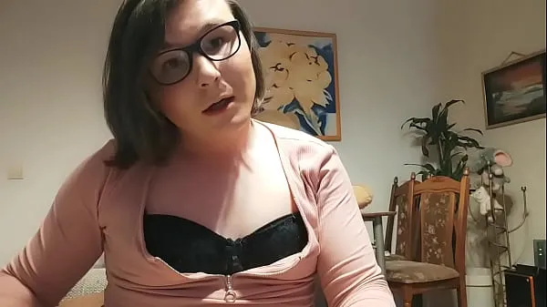 最好的业余人妖 - 变性人 Anallisa 展示了如何操她的阴户，如何吮吸假阳具和舔自己的精液 - 她展示了如何作为一个放荡的荡妇和妓女获得真正的性高潮 - 妓女嘴里塞着塞子凉爽的管子