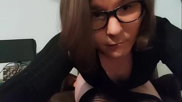 最好的青少年变性人 Anallisa 毫不留情地给自己一个深喉，并在网络摄像头前独奏她的喉咙 - 这个年轻的人妖喜欢在她的屁股猫中用她的假阳具玩肛门，并在她的卧室自慰时尖叫凉爽的管子