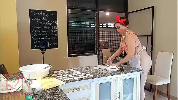 最好的裸体管家 Regina Noir 在厨房做饭。 裸体女仆包饺子。 裸体厨师。 一位赤身裸体的家庭主妇正在厨房准备晚餐。 堕落异想天开的管家不穿内裤在屋里工作。 我请你吃饭！ 今天我在擀面，包饺子。 这个好吃！ 屋主让女仆赤身裸体地工作。 很高兴看到裸体女仆。 猫，山雀，乳头，毛茸茸的耻骨。 干死女仆凉爽的管子