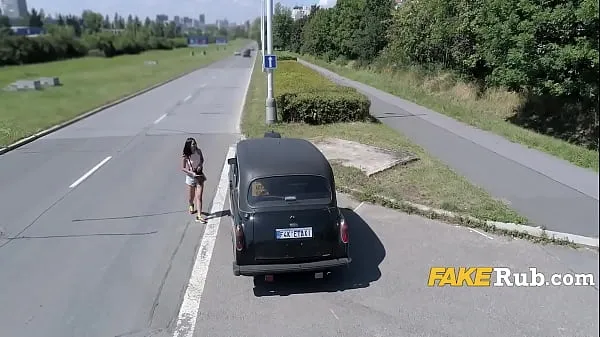 Am besten Thailändisches Mädchen mit Muschipiercings auf dem Rücksitz eines Autos zerschmettert coole Tube