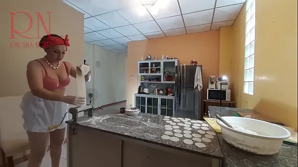 最好的裸体管家 Regina Noir 在厨房做饭。 裸体女仆包饺子。 裸体厨师。 一位赤身裸体的家庭主妇正在厨房准备晚餐。 堕落异想天开的管家不穿内裤在屋里工作凉爽的管子