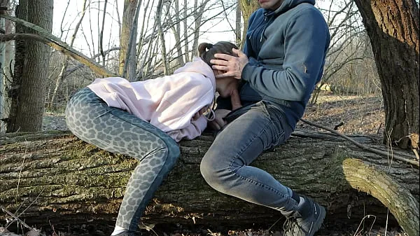 最好的紅婊子在她丈夫不在的時候在森林裡吮吸我的雞巴凉爽的管子