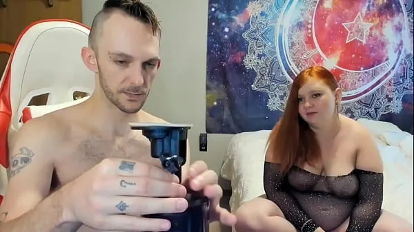 最好的色情情侣丈夫和妻子拆箱男性性玩具供丈夫使用，由 Sin Spice凉爽的管子