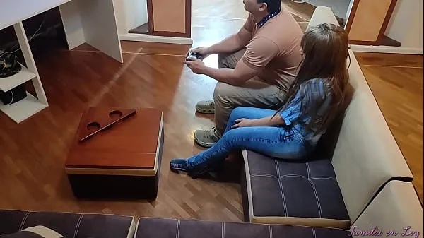أغتنم الفرصة لركوب قرن صديقي مع شقيق زوجي الذي يضاجعني من خلف صديقي الديوث NTR