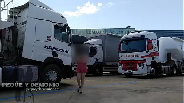 AMAZING GLORYHOLE TO A TRUCK DRIVER
