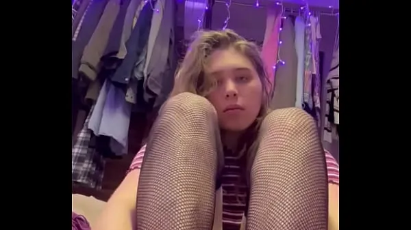 Το καλύτερο Trans girl shows you her fishnet feet before crushing you cool Tube