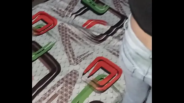 最好的他妈的服务人员，我在她穿衣服的时候偷看她，她发现了我，我不得不他妈的她而且没有避孕套凉爽的管子