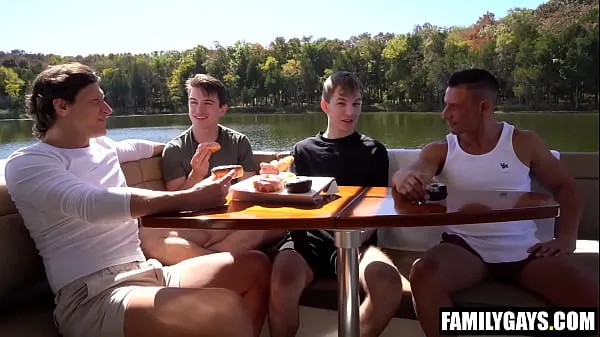 Meilleur Beau-père quatuor baise beau-fils gay lors d'une excursion en bateautube sympa