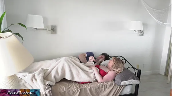 最好的继母让她的继子在她身上揉搓并与她发生性关系，而他们在公路旅行中共用一张床凉爽的管子