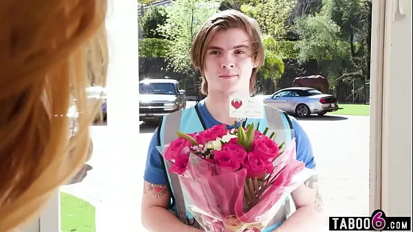 El mejor Un joven repartidor de flores es follado por un grupo de amas de casa madurastubo genial