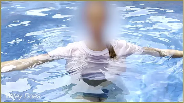 Beste Amazing wife in Wet T-shirt in the hotel Pool | Risky public exhibitionist coole tube