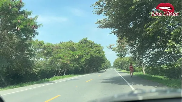 最高の私は水着を着て道路で車が連れて行ってくれるのを待っているのですが、運転手がグローブボックスに入れていたおもちゃをいくつか手に入れると、とても興奮して潮吹きしてしまいますクールなチューブ