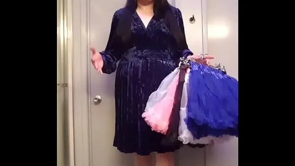 Bästa Shopping Stories - A Brand New Short Royal Blue Petticoat & A New Dress coola röret