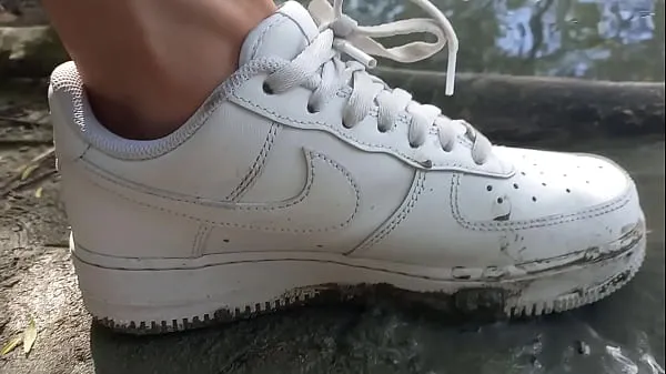 最好的这个小伙子用他的白色运动鞋 Nike Air Force One AF1 不穿袜子践踏泥土 这段同性恋色情视频是关于男孩在大自然中的恋足癖。 乔恩·阿尔廷 (Jon Arteen) 是一位炙手可热的亚洲双胞胎模特。 这位性感小伙穿着白色运动鞋，Nike Air Force One AF1，没有穿袜子。 没穿袜子的小伙子在脏兮兮的泥巴里玩耍，用脚践踏、跺脚、碾压、发出声音凉爽的管子