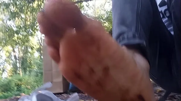 最好的在这个男孩恋足癖同性恋色情视频中，由于巧克力和番茄酱，鞋底很脏 这段同性恋色情视频是关于男孩在大自然中的恋足癖。 乔恩·阿尔廷 (Jon Arteen) 是一位炙手可热的亚洲双胞胎模特。 这位性感小伙穿着白色运动鞋，Nike Air Force One AF1，没有穿袜子。 没穿袜子的小伙子在每只鞋里放了巧克力和番茄酱，然后他在公园和街道上散步凉爽的管子