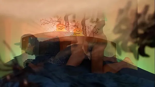 最好的Halloween 万圣节鬼操一个可爱的情绪化女男，呻吟着，精液深深地射进他紧致的屁眼里 在这段为万圣节制作的同性恋色情视频中，模特乔恩·阿尔廷 (Jon Arteen) 扮演幽灵和情绪化的女同性恋者。 通过电脑上的视频蒙太奇，您可以看到两个透明角色在床上进行同性性行为。 有无套性交、口交、自慰……卧室布置成万圣节主题：白网、黑蜘蛛、杰克南瓜头、绿灯、红灯……还有诡异的配乐凉爽的管子