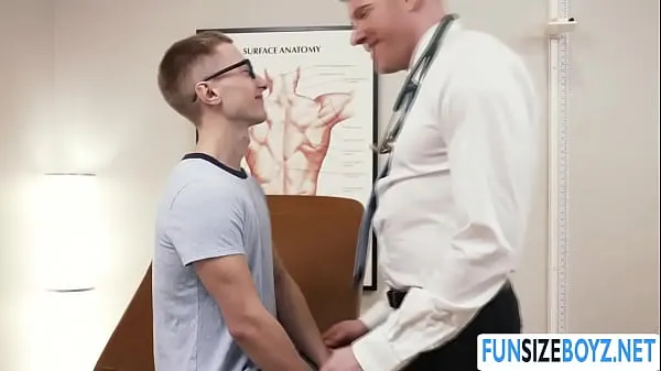 सर्वश्रेष्ठ Twink Teen Shay analed by Dr Wulfs big cock बढ़िया ट्यूब